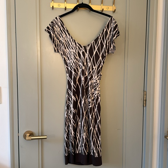 Diane Von Furstenberg 100% Silk Printed Dress | Size 0 - Picture 4 of 5